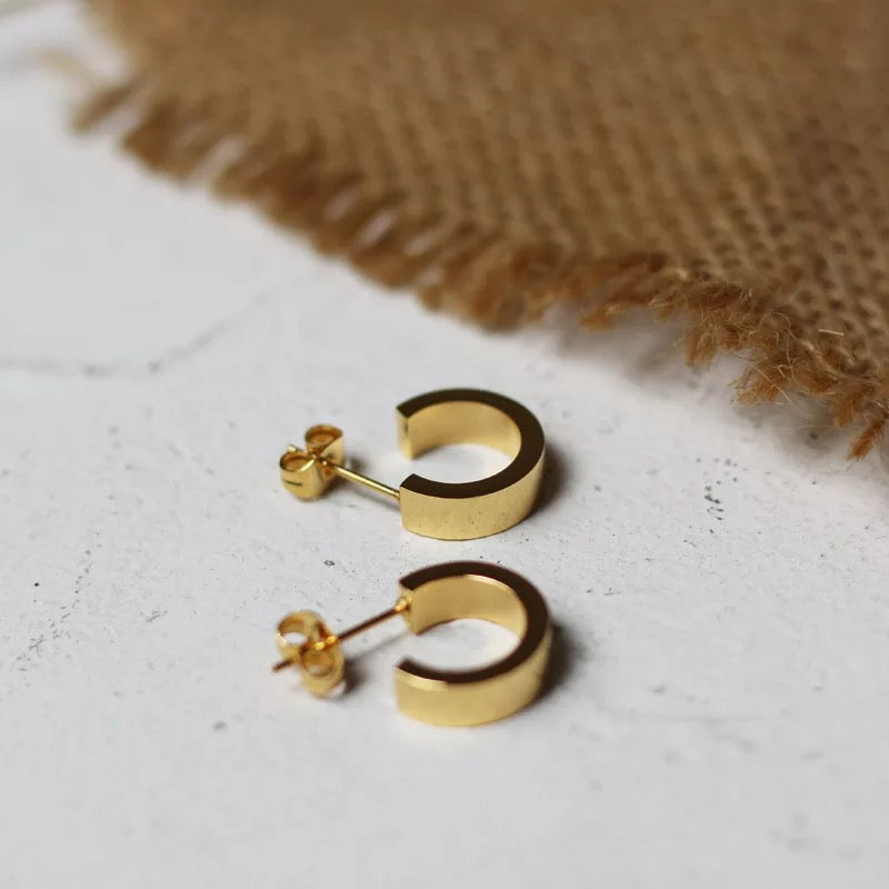 Deeya C-Shaped Hoops | 18k Gold Plated